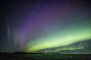 Neowise con auroras boreales de NASA