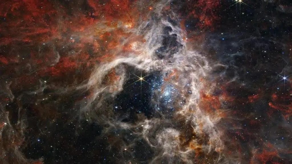 La Nebulosa de la Tarántula recibe su nombre por su apariencia, que es similar a la del agujero de una tarántula cubierta con seda de araña.