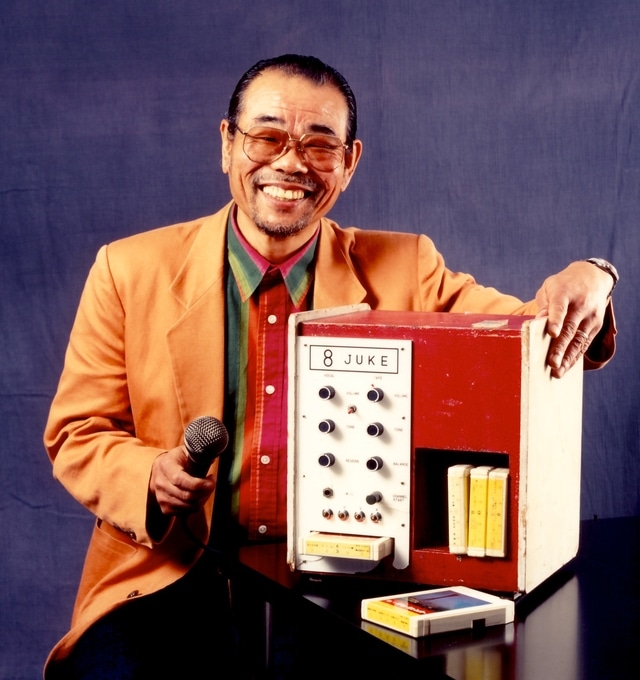¿Sabías que el inventor del karaoke no recibió ni un centavo por su invención?