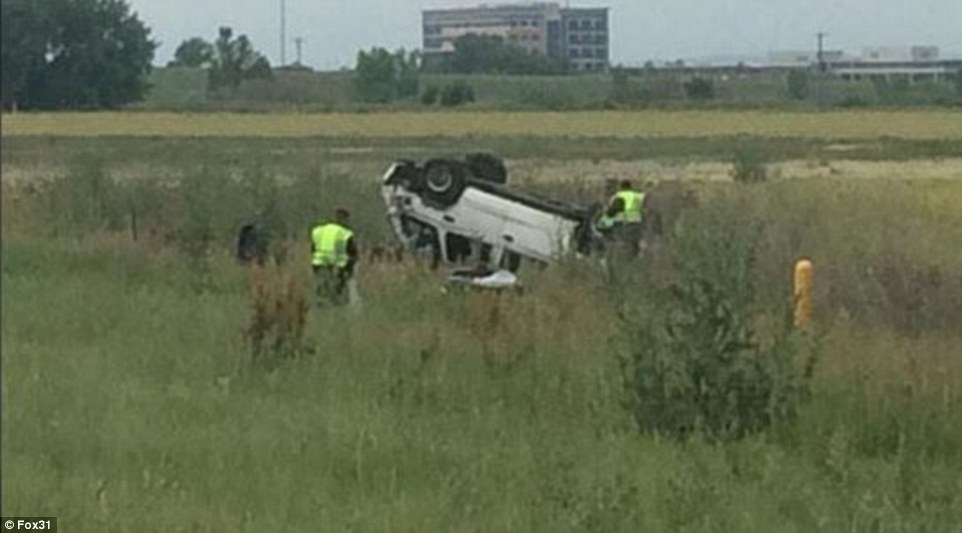 Policía distrae a pequeña niña después del accidente fatal de su padre