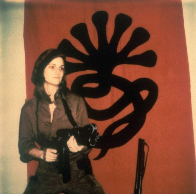 Patty Hearst: de heredera multimillonaria a guerrillera