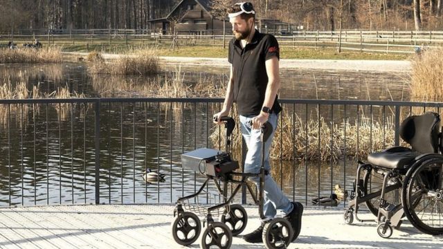 Implante cerebral hizo que un hombre volviera a caminar 12 años después