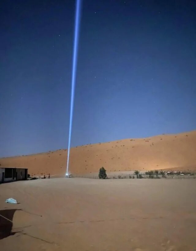 ¿Sabías que hay rayos láser instalados en el desierto de Arabia Saudita?