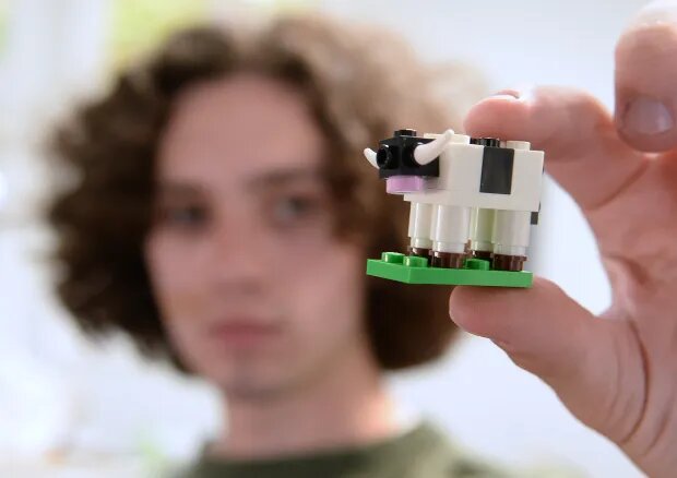 Adolescente recicla juguetes LEGO antiguos para crear nuevos diseños y regalarlo a niños desfavorecidos