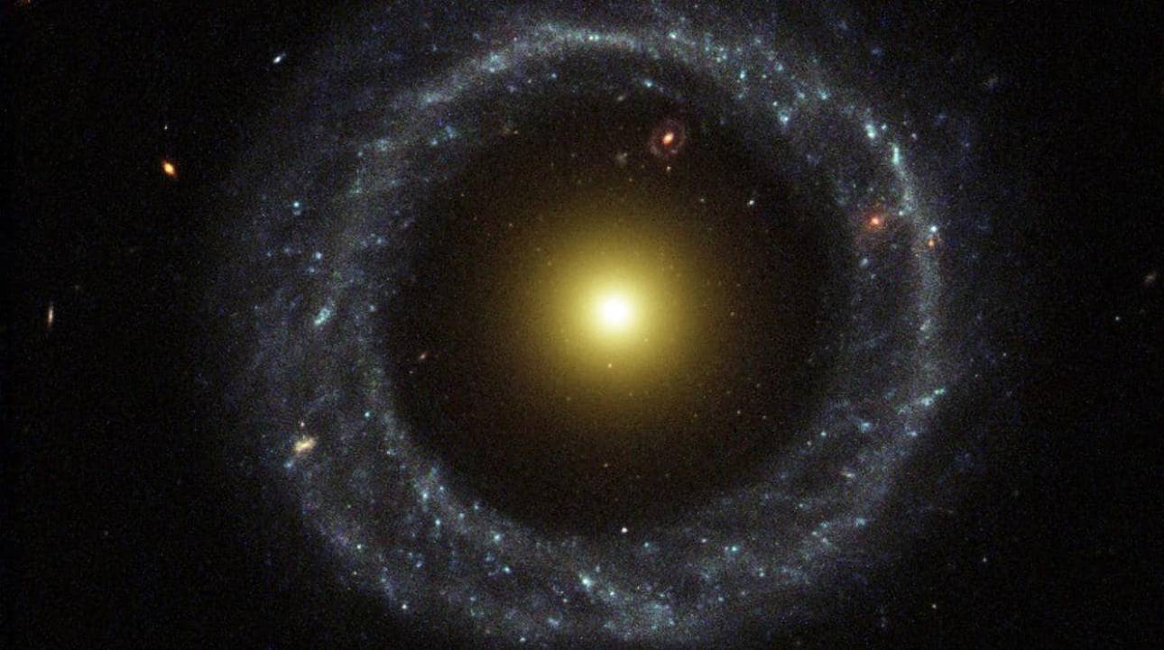 El objeto de Hoag, la extraña galaxia dentro de otra galaxia
