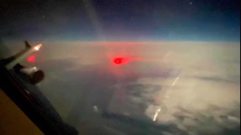 ¿Qué eran las misteriosas luces rojas captadas por un piloto en el Océano Atlántico?