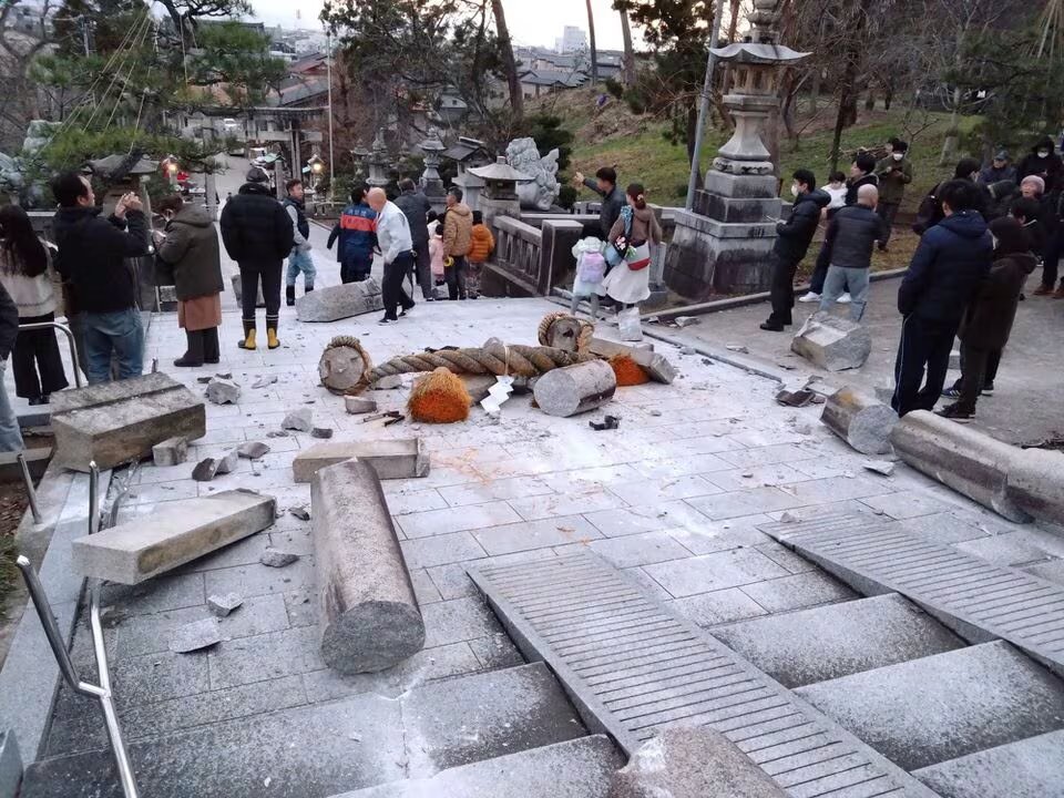 Terremoto sacudió a Japón este 1 de Enero y alertan posible tsunami