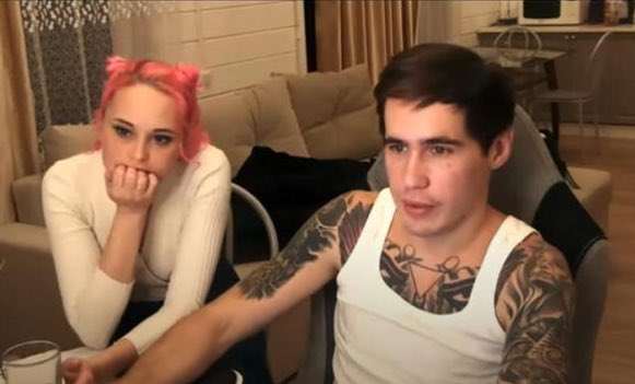 Youtuber deja a su novia en el frío y sin ropa para cumplir un reto; ella muere congelada