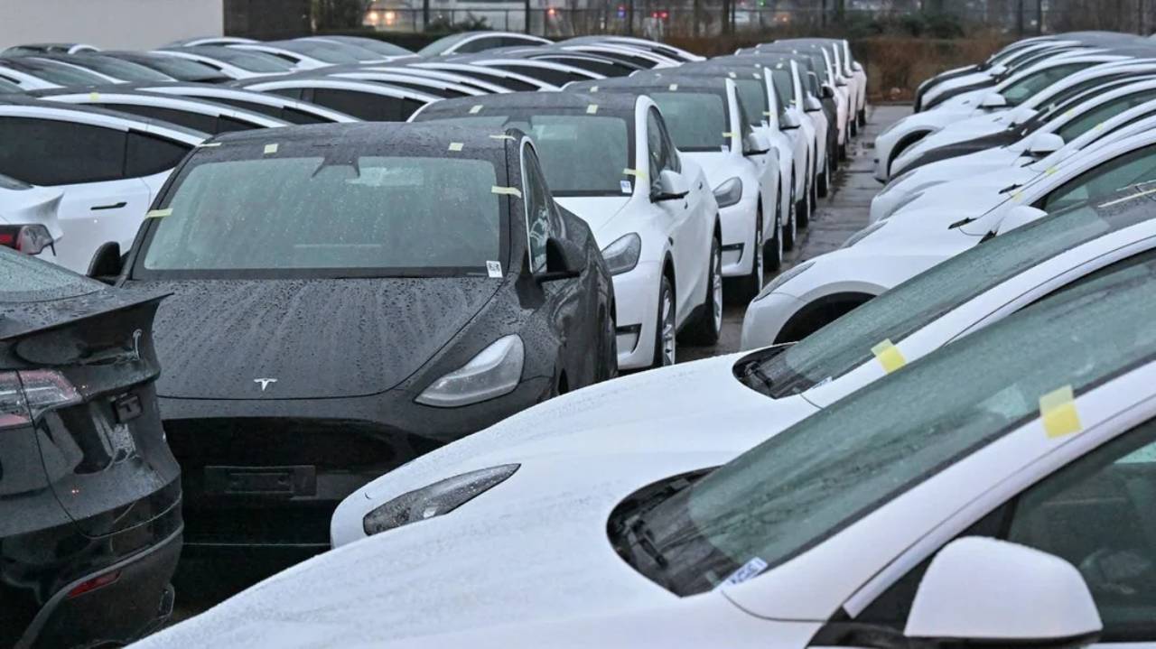 Tesla acumula tantos autos sin vender en Estados Unidos que son visibles desde el espacio