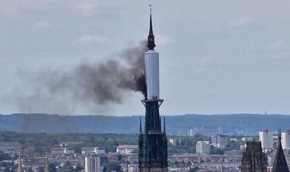 La emblemática Catedral de Rouen en Francia se incendia