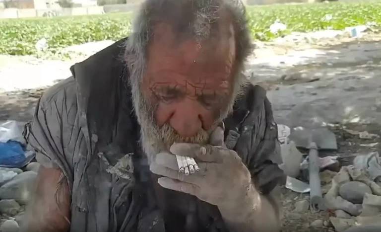Amou Haji: el hombre que se negó a bañarse por más de 60 años