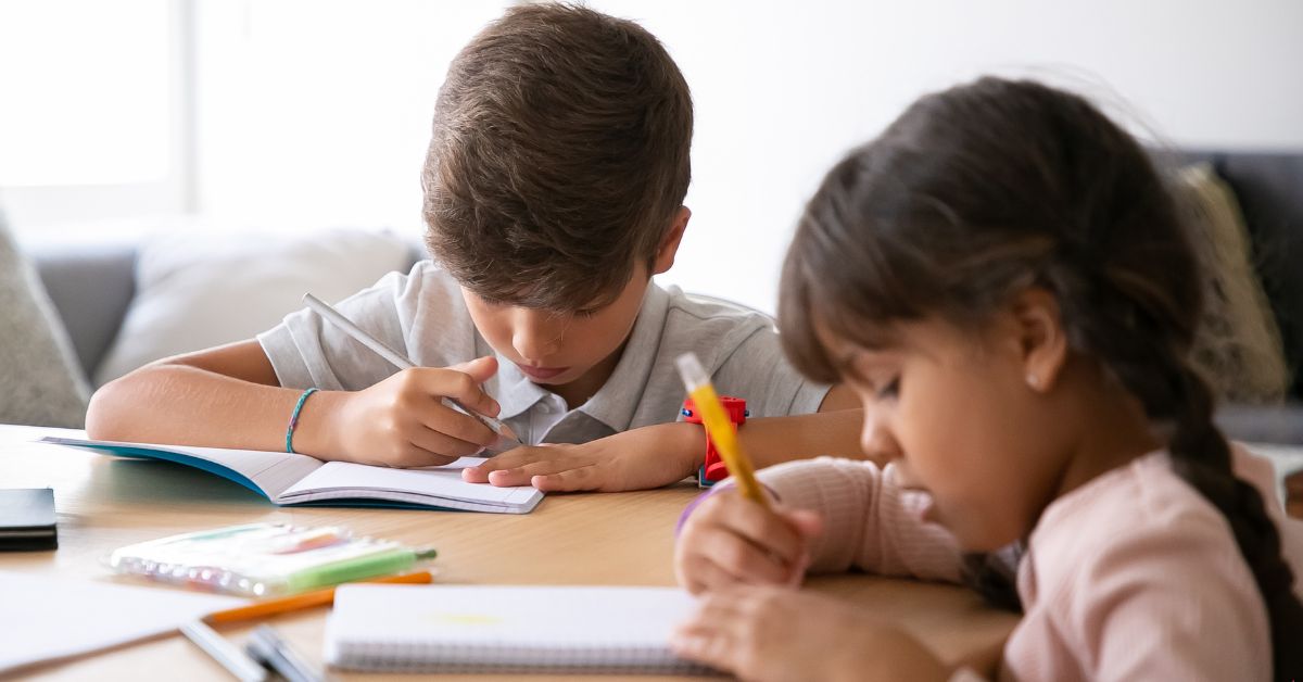 ejemplo de hice niños haciendo tarea