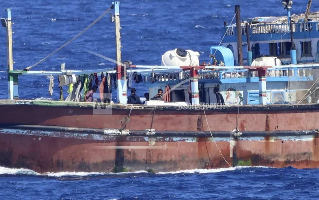 Pescadores fallecen después de beber de botellas que encontraron flotando en el mar