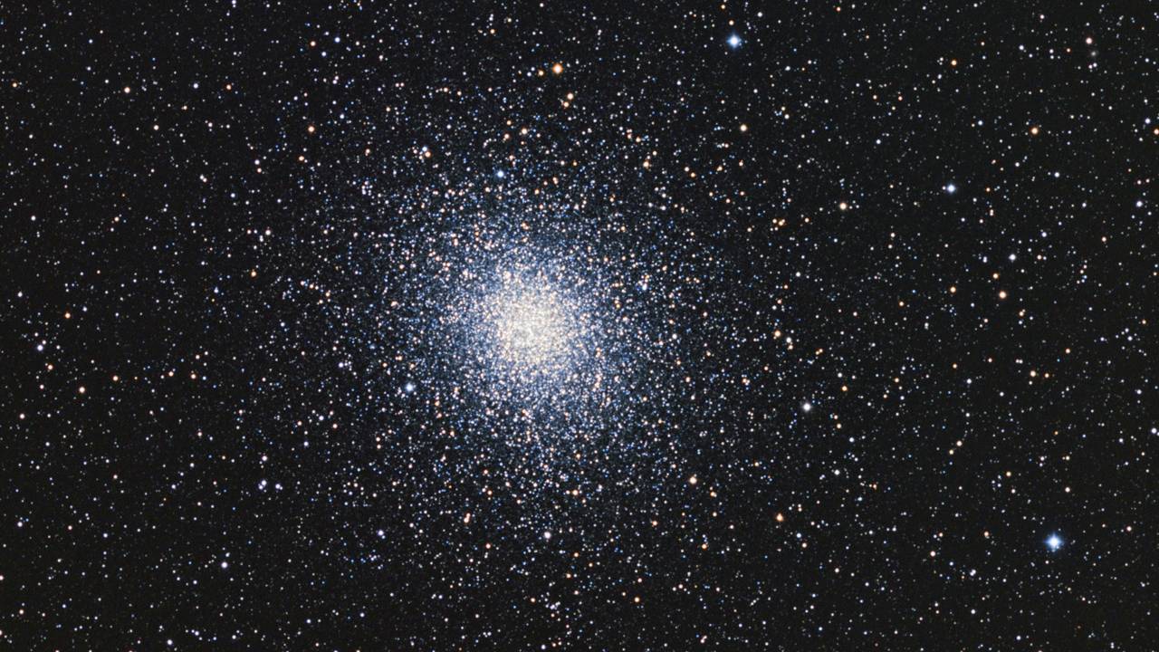 Hubble detecta un extraño agujero negro dentro de un cúmulo de estrellas
