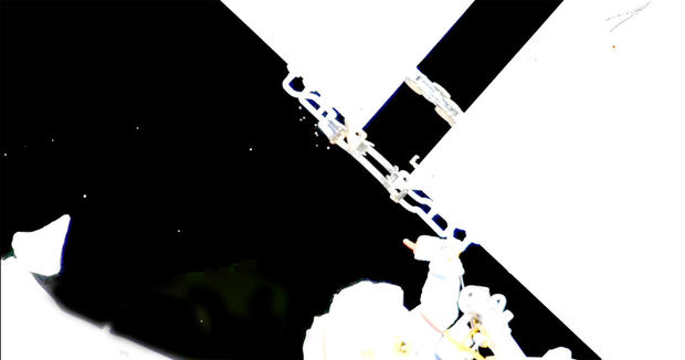 Cosmonauta encuentra una mancha creciendo fuera de la Estación Espacial Internacional y le advierten que huya de inmediato