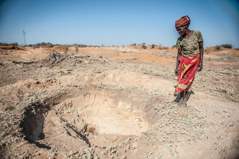 Comienzan a excavar cauces en los ríos de Zimbabue en búsqueda desesperada de agua