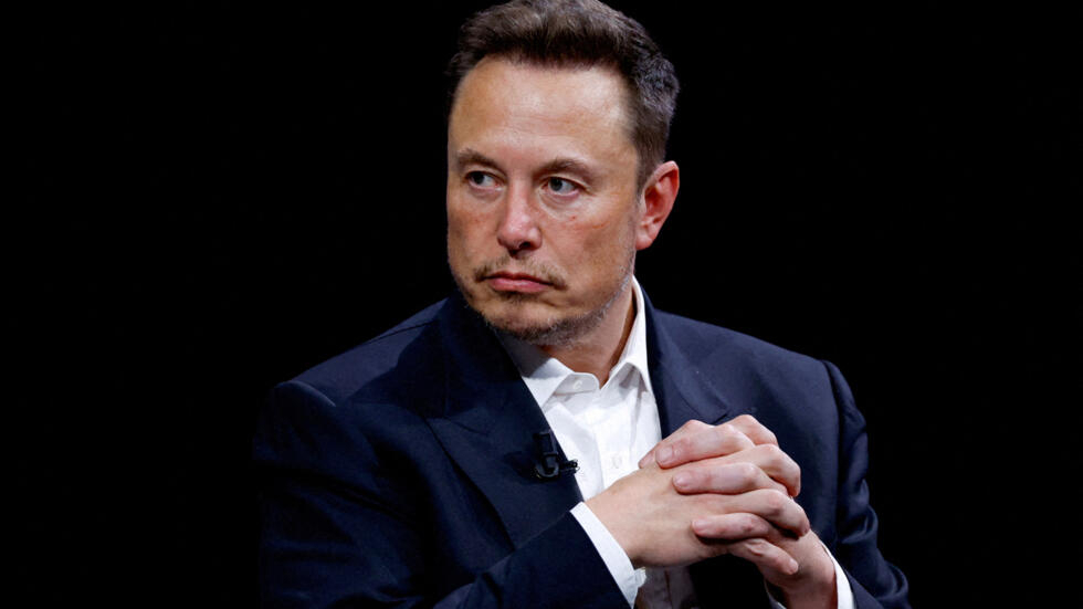 Elon Musk causa controversia al compartir una Fake News de Reino Unido