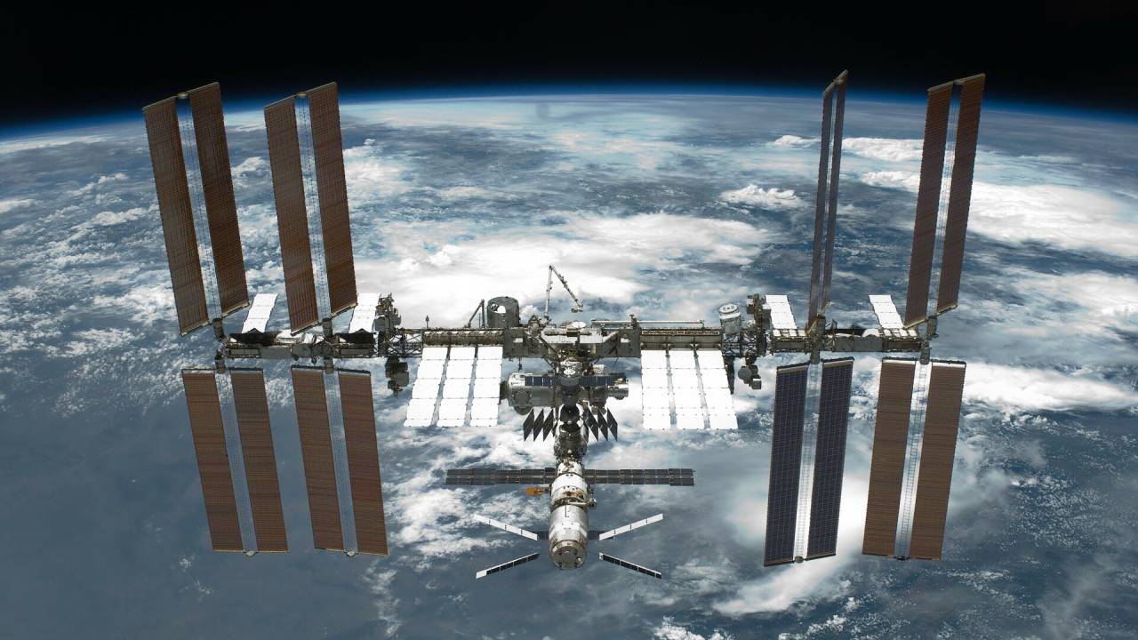Astronautas realizan la primera arqueología en el espacio