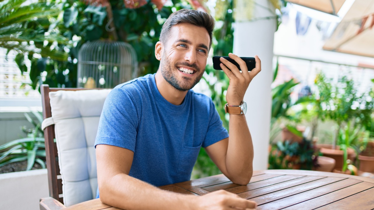 ¿Escuchas los audios de WhatsApp a velocidad rápida? Deberías dejar de hacerlo ahora