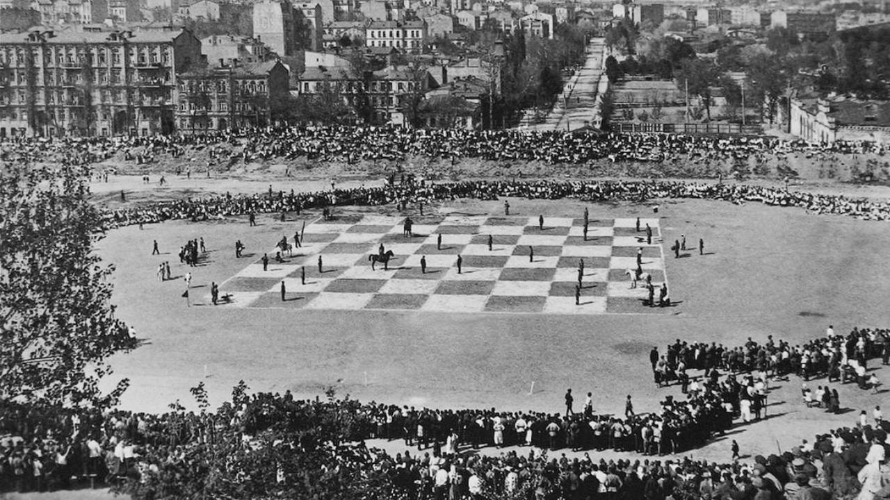 El monumental tablero de ajedrez humano en Leningrado