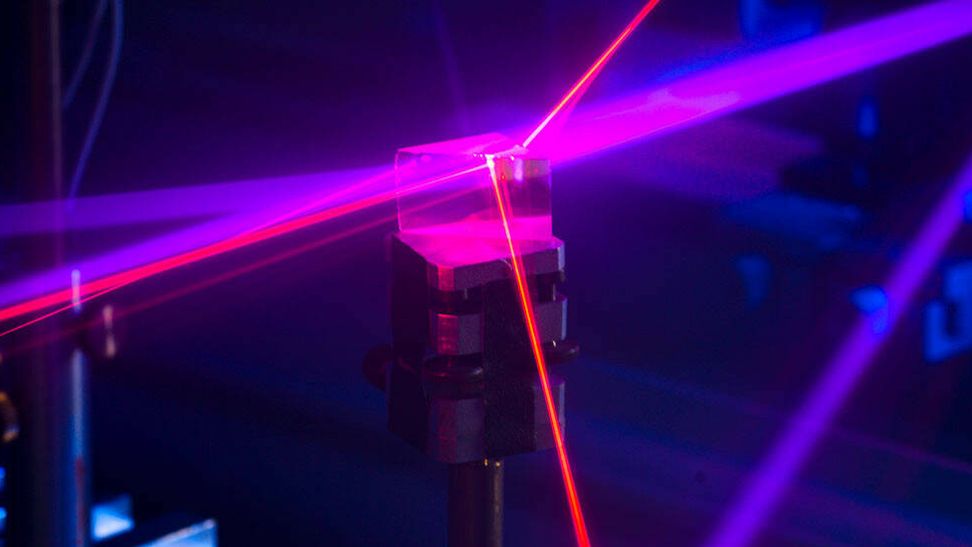 Científicos logran transformar la luz en material sólido y líquido